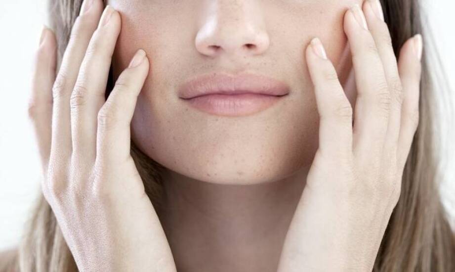 Enzymatyczny peeling do twarzy – działanie, korzyści i zastosowanie