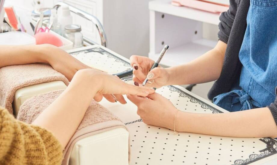 Frezarka do pedicure – co warto wiedzieć przed wyborem urządzenia?