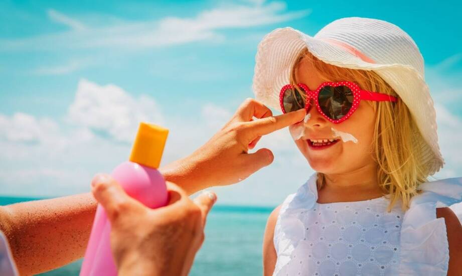 Kremy z filtrem SPF – jak działają i dlaczego warto je stosować codziennie