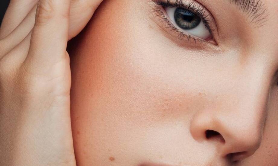 Kwasy złuszczające do twarzy – jak działają i które wybrać?