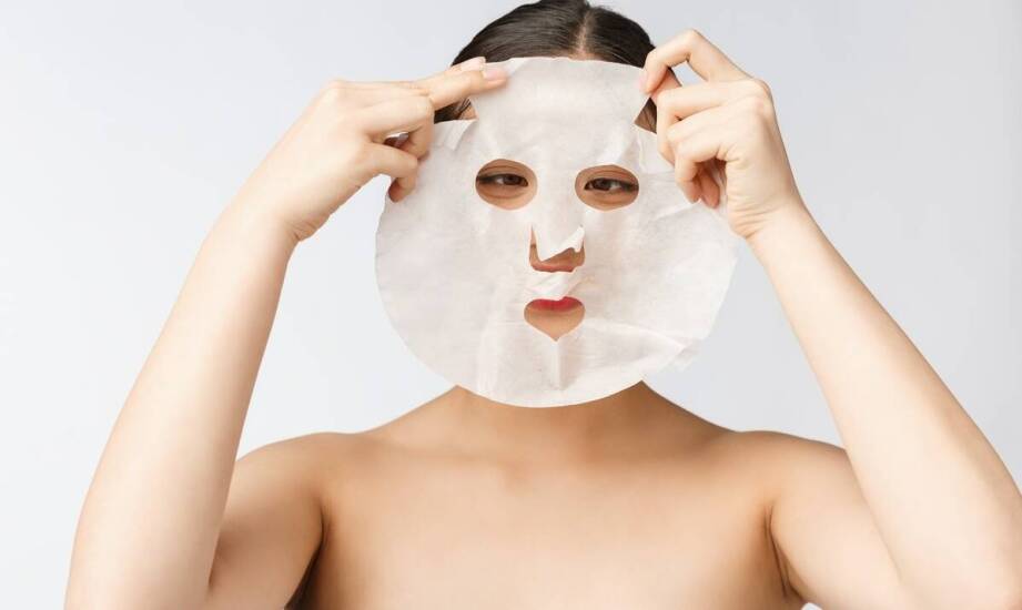 Maski do twarzy w płacie – jak działają i kiedy warto je stosować?