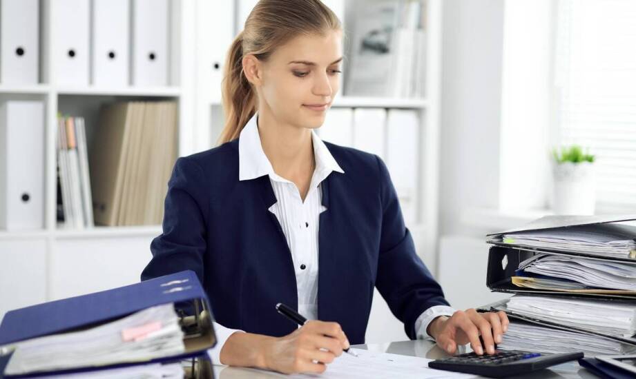 Obsługa płacowa – na czym polega i jakie korzyści oferuje firmom