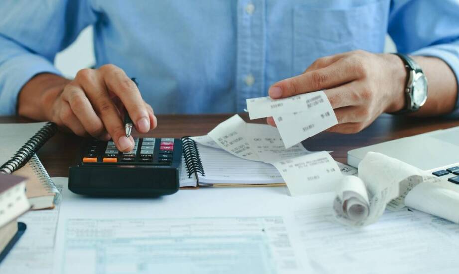 Jak działa obsługa płacowa i jakie korzyści niesie dla firm?