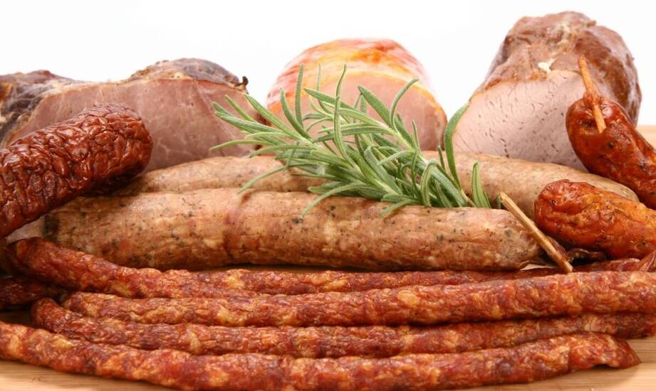 Jak powstają naturalne wyroby wędliniarskie i dlaczego warto je wybierać