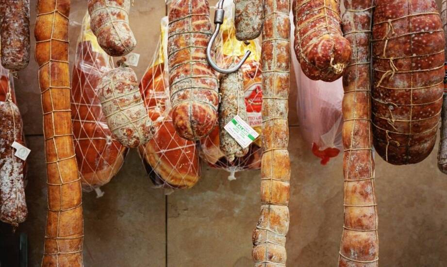 Jak działa zakład wędliniarski? Proces produkcji tradycyjnych wędlin