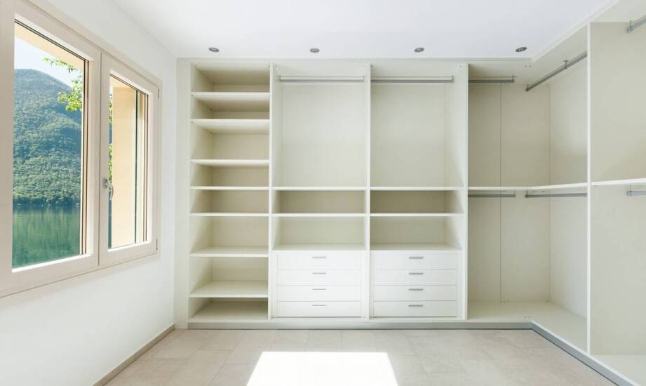 Jak wybrać idealną szafę na wymiar? Praktyczne porady i inspiracje