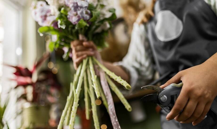 Jak wybrać wiązankę pogrzebową? Przegląd tradycji i symboliki kwiatów