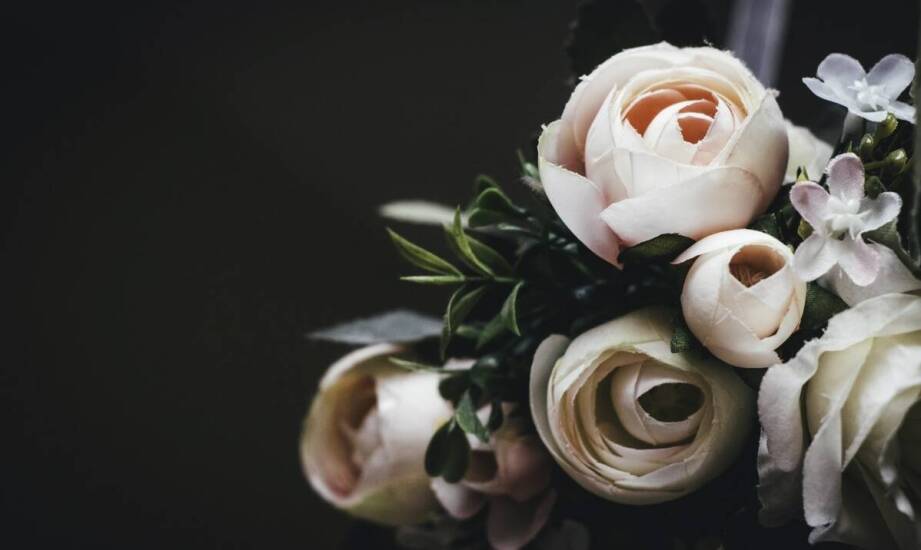 Wiązanki pogrzebowe – jak wybrać odpowiednią kompozycję na pożegnanie