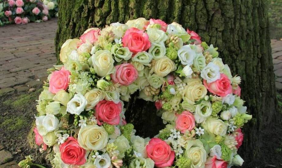 Jak wybrać wieniec pogrzebowy – najważniejsze informacje i inspiracje