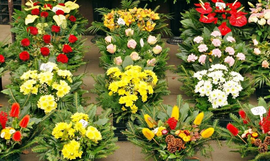 Jak wybrać odpowiedni wieniec pogrzebowy – symbolika i rodzaje kompozycji