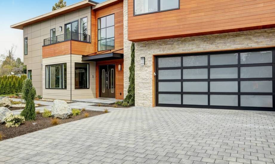 Jak wybrać bramę garażową? Porównanie rodzajów i najważniejsze cechy