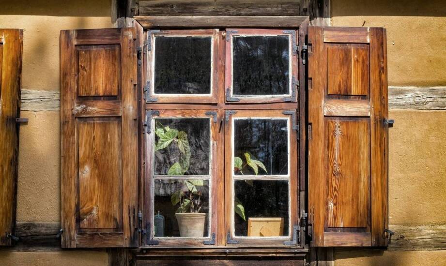 Zalety okien drewnianych – co warto wiedzieć przed wyborem?