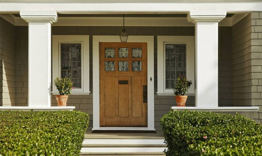 Jak wybrać solidne drzwi zewnętrzne? Najważniejsze cechy i trendy