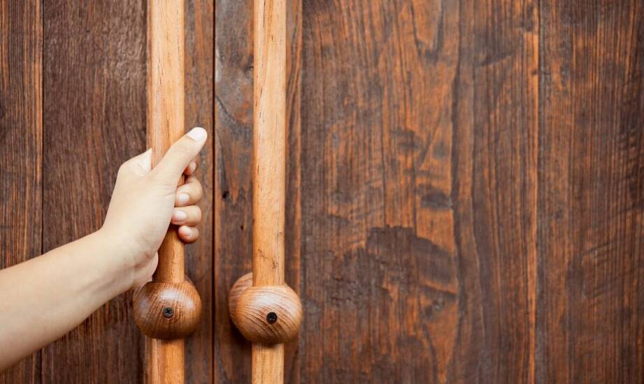 Czy warto decydować się na drewniane drzwi?