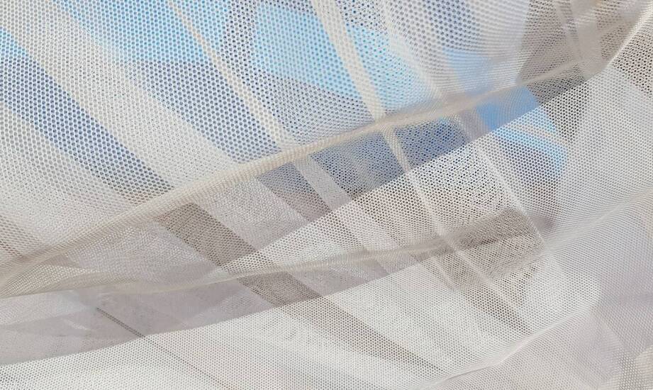 Jak wybrać moskitierę – praktyczne rozwiązania na letnie miesiące