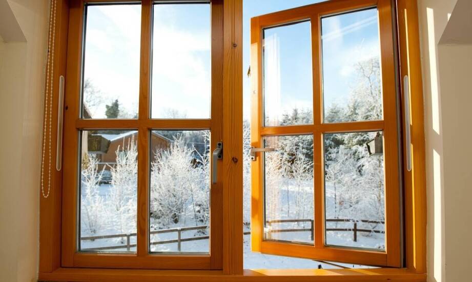 Zalety i wady okien drewnianych – co warto wiedzieć przed wyborem?
