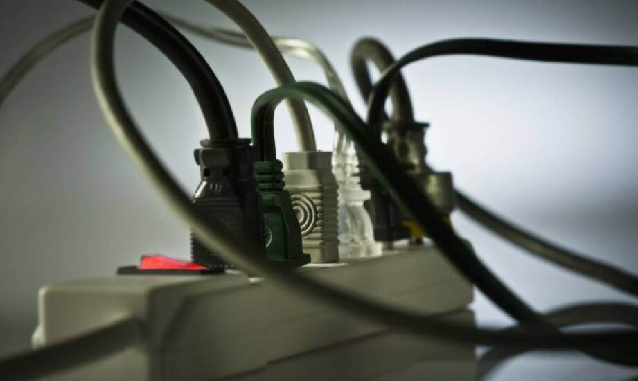 Jak działa zasilacz UPS i kiedy warto go zastosować w domu lub firmie