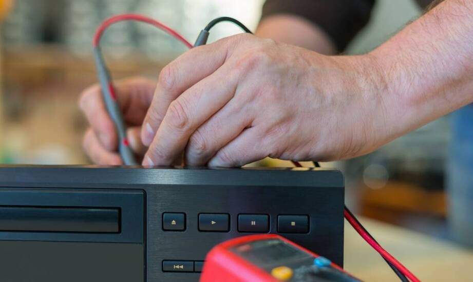 Zasilacze awaryjne UPS – jak działają i kiedy warto je stosować?