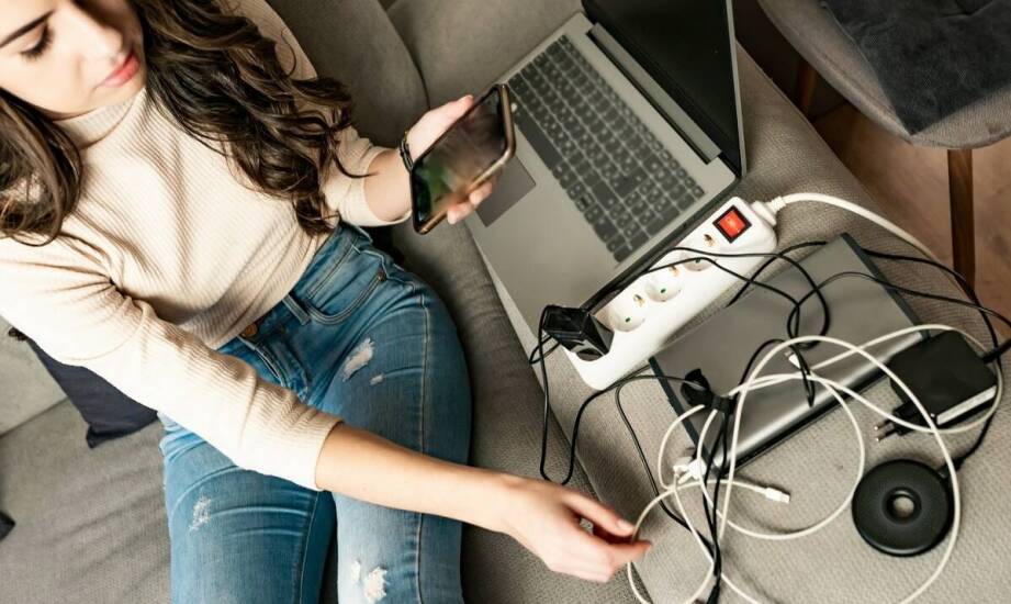 Jak działa zasilacz UPS i kiedy warto go zastosować w domu lub biurze