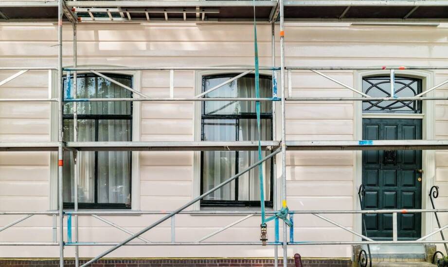 Rusztowania na budowie – najważniejsze informacje o wynajmie i zastosowaniu