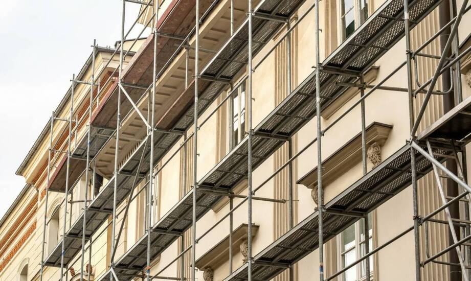 Jak bezpiecznie i efektywnie korzystać z rusztowań na placu budowy