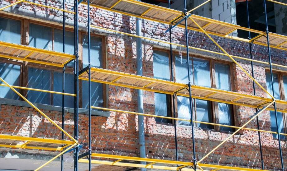 Jak bezpiecznie zorganizować wynajem rusztowań na potrzeby budowy