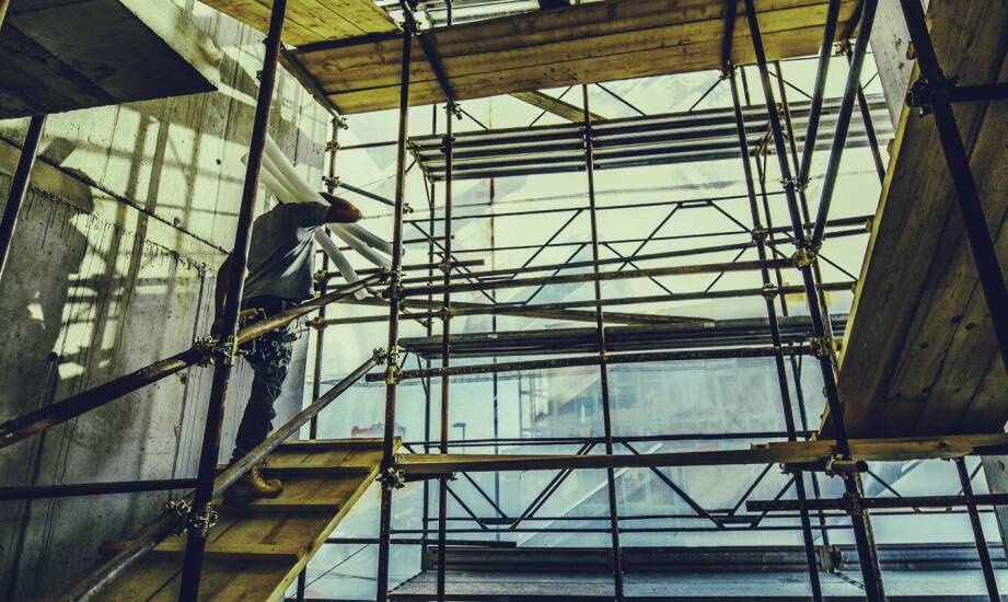 Jak bezpiecznie i wygodnie korzystać z rusztowań na placu budowy?