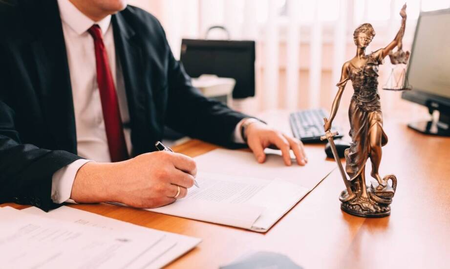 Jak wybrać adwokata i czym kierować się przy wyborze kancelarii prawnej