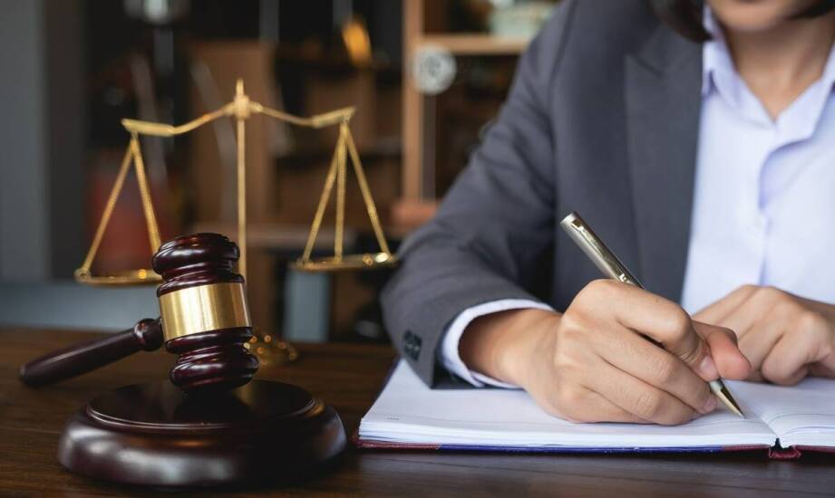 Jak wygląda wsparcie adwokata w sprawach karnych i jak przebiega postępowanie