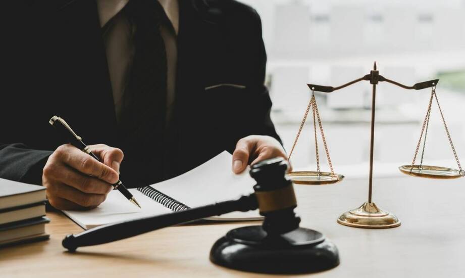 Jak działa pomoc prawna w sprawach karnych i na czym polega rola adwokata