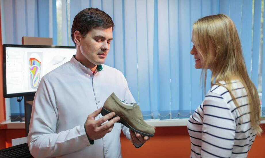 Obuwie medyczne – jak wybrać komfortowe buty do pracy w ochronie zdrowia