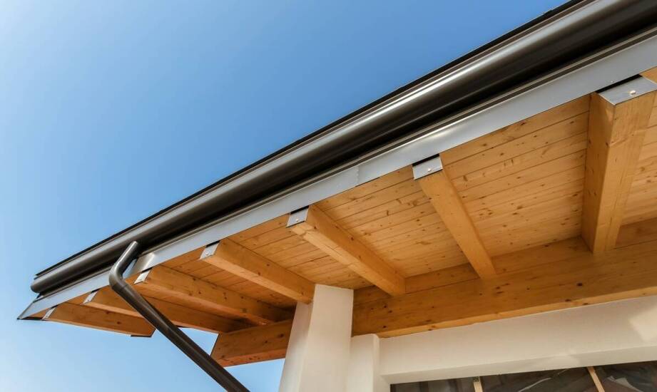 Pomysły i inspiracje na funkcjonalne zadaszenia do domu i ogrodu