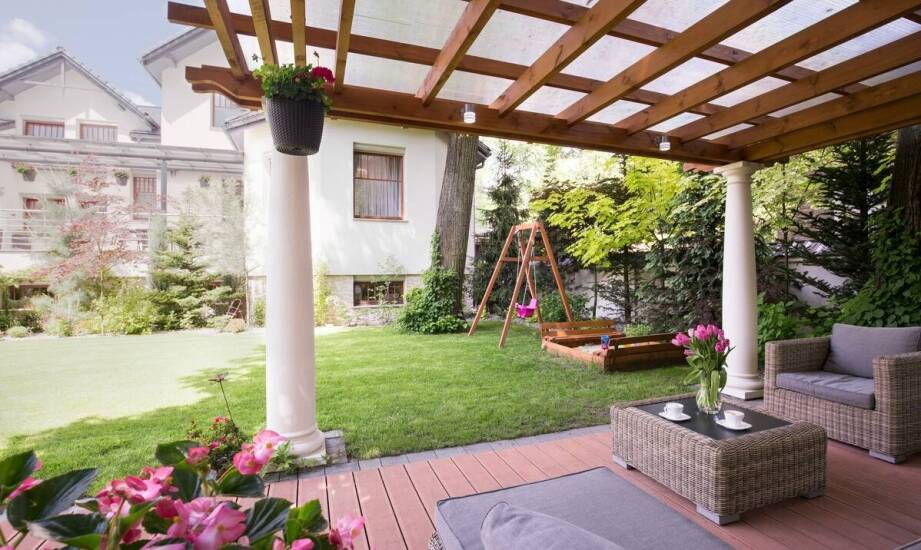 Pergole tarasowe – jak wybrać idealne zadaszenie do ogrodu i na taras
