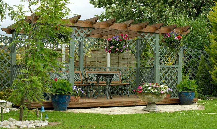 Pergole tarasowe – praktyczne rozwiązania i inspiracje do aranżacji tarasu