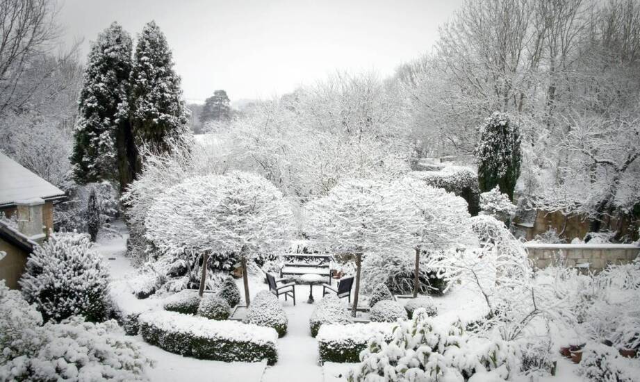 Ogrody zimowe – inspiracje i korzyści z posiadania całorocznej oranżerii