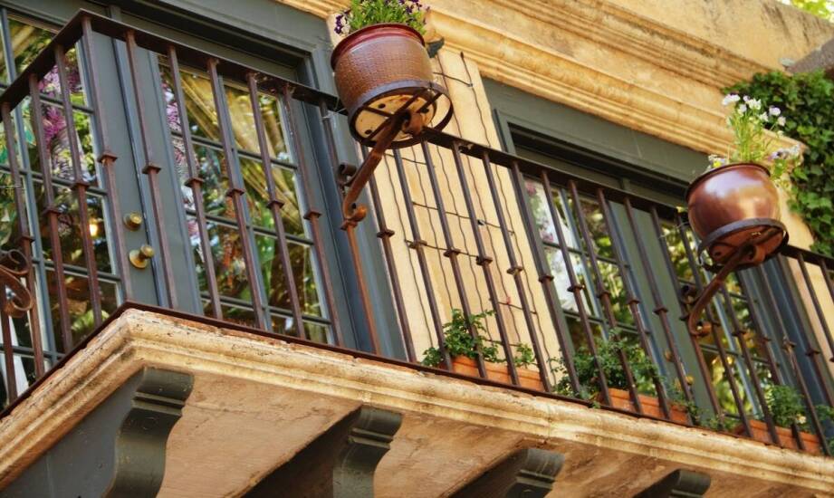 Sposoby aranżacji i zabezpieczenia balkonu – praktyczne inspiracje i porady