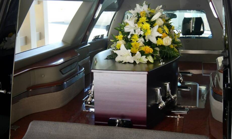 Jak przebiega transport urny z prochami samolotem? Najważniejsze informacje