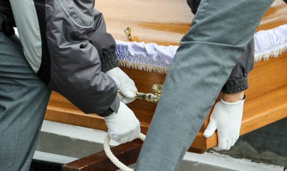 Jak przebiega transport zwłok z zagranicy do Polski – ważne informacje