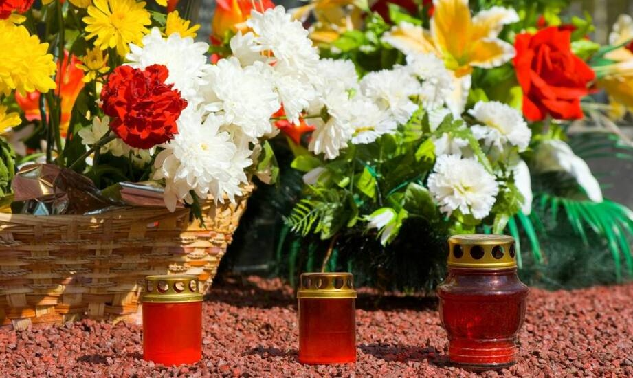 Jak wygląda transport urny z prochami z USA? Najważniejsze informacje