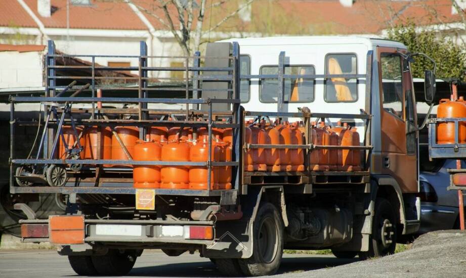 Jak przebiega transport urny z zagranicy do Polski – najważniejsze informacje