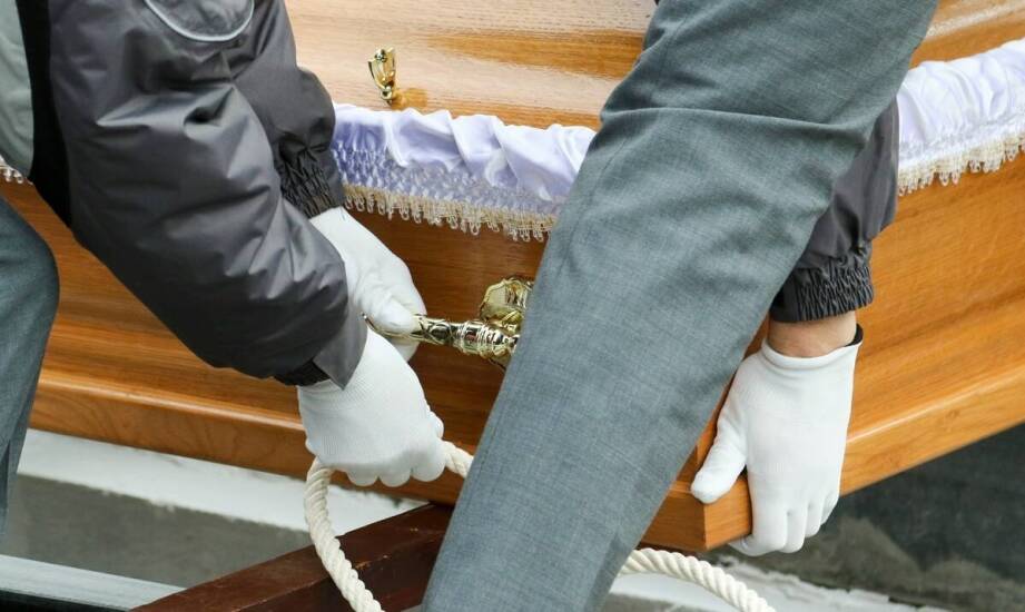 Jak przebiega transport zwłok z USA do Polski i jakie formalności obowiązują