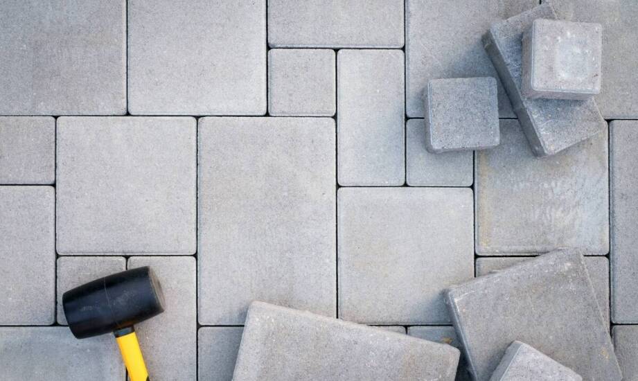 Kostka brukowa i płytki do ogrodu – inspiracje oraz praktyczne zastosowania