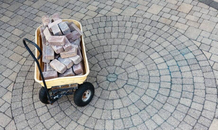 Jak wybrać odpowiednią kostkę brukową? Przegląd rodzajów i zastosowań