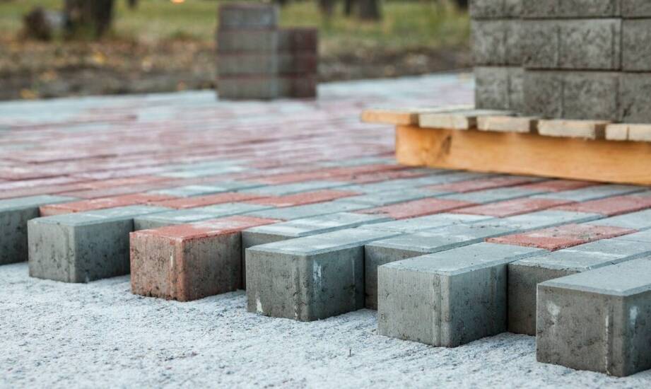Jak wybrać kostkę brukową i zaplanować trwałą aranżację nawierzchni