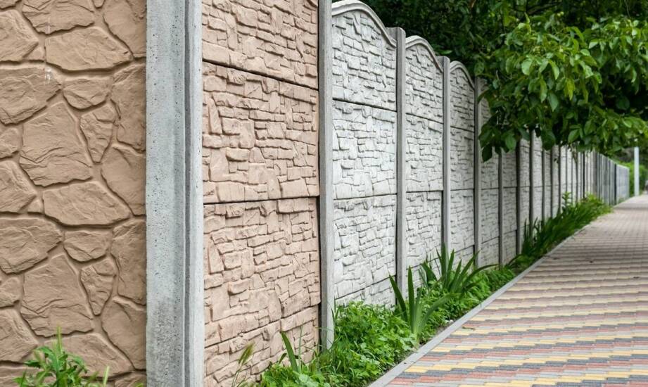 Ogrodzenia betonowe – trwałość i styl w aranżacji terenu prywatnego