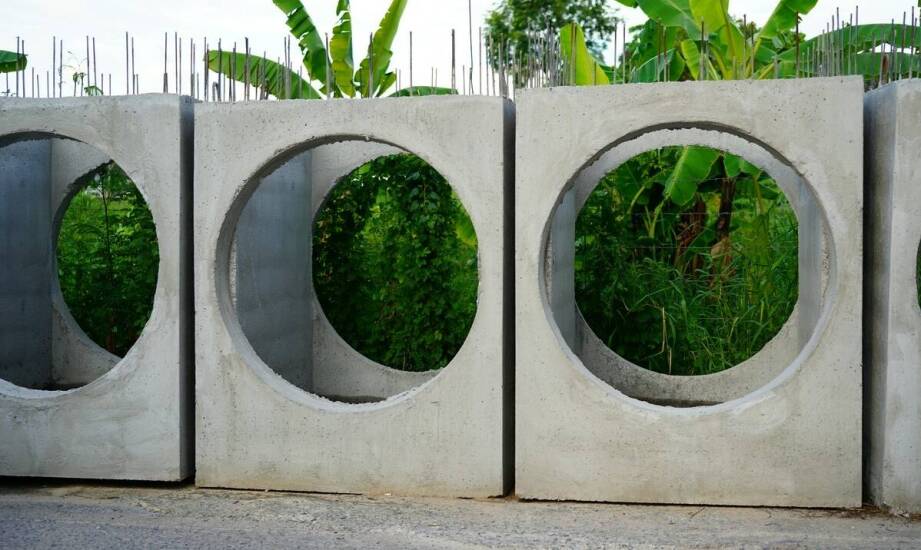 Trwałość i estetyka – co warto wiedzieć o ogrodzeniach betonowych