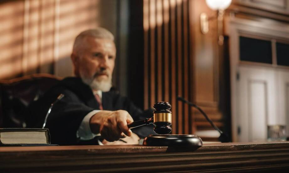 Jak działa komornik sądowy i jakie ma uprawnienia? Wyjaśnienie krok po kroku