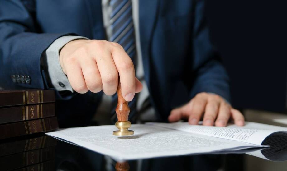 Licytacje komornicze – czym są i jak w nich uczestniczyć krok po kroku