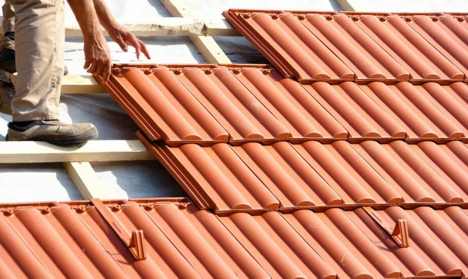 Jak przebiega krycie dachu dachówką?