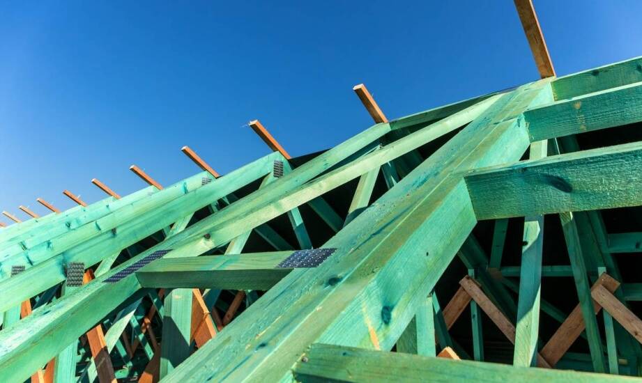 Jak powstaje więźba dachowa? Etapy budowy solidnego dachu krok po kroku